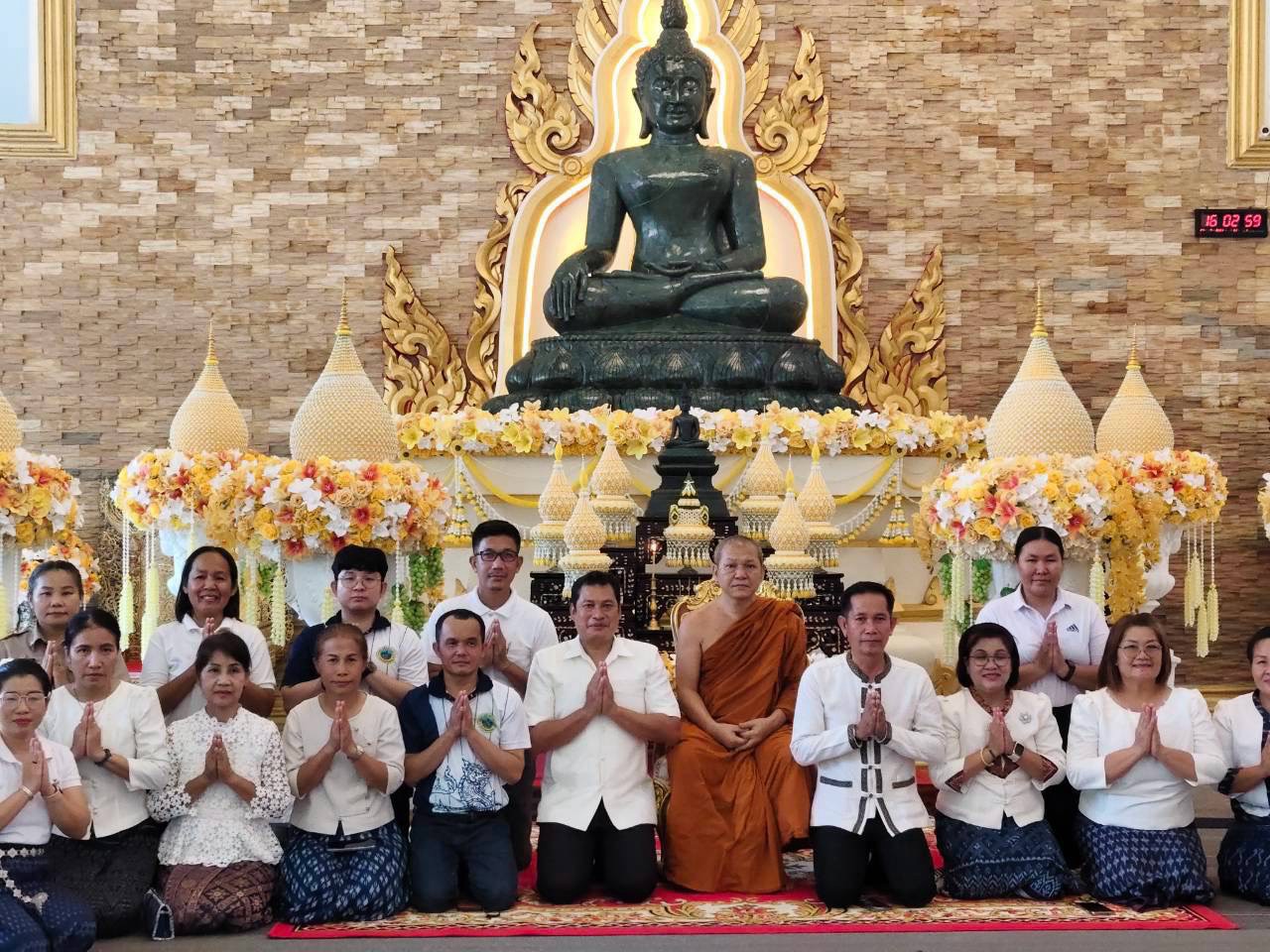 เทศบาลตำบลบ้านม่วง จัดกิจกรรมวันเข้าพรรษา ประจำปี 2569  โดยนายวีระศักดิ์ ศรีถาพร นายกเทศมนตรีตำบลบ้านม่วง มอบหมายให้ นายเจษฎา ศรีประทุมวงค์ รองนายกเทศมนตรี กล่าวรายงานโครงการ และได้รับเกียรติจาก นายอิสรพงษ์  อุประ สส.สกลนคร เขต 7 เป็นประธานในพิธีเปิด โดยมีขบวนแห่เทียนจากทั้ง 5 ชุมชน และโรงเรียนในพื้นที่เข้าร่วมกิจกรรม สำหรับการจัดกิจกรรมประเพณีเข้าพรรษา เพื่อเป็นการอนุรักษ์ส่งเสริมวัฒนธรรมประเพณีอันดีงามให้คงอยู่สืบไป